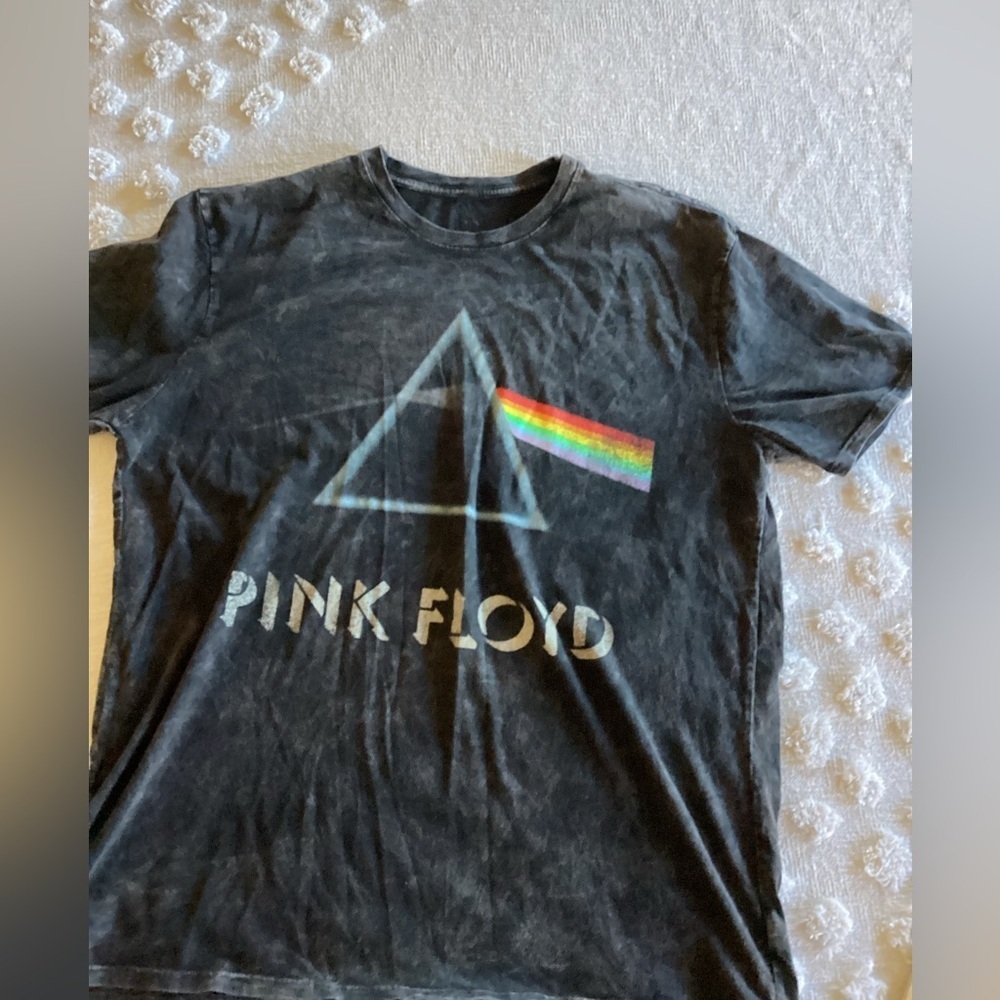Pink Floyd t shirt -SZ XL
PIT TO PIT 22”
Length 30”